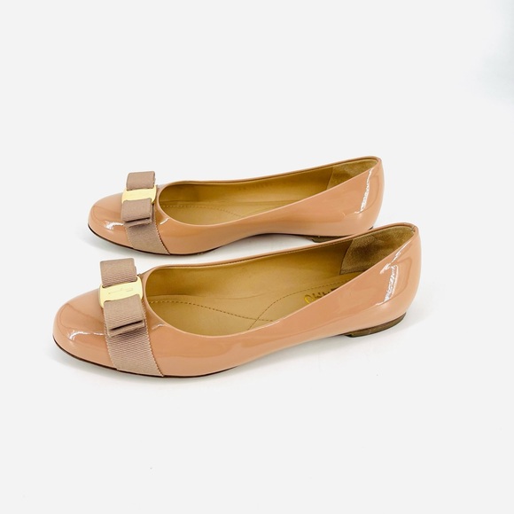 Salvatore Ferragamo Varina Patent Leather Flats 8 Nude Beige Gold Bow Preppy - Picture 2 of 16